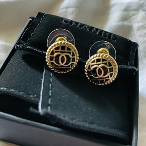 😍Brand New: Chanel black/gold Logo Studs